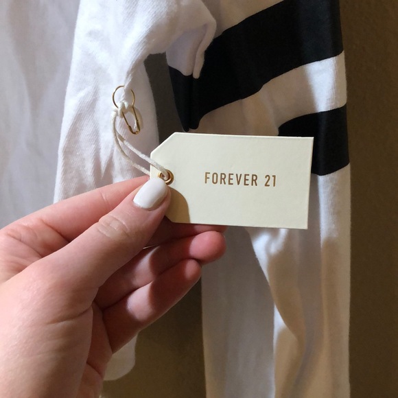 (LAST CHANCE) FOREVER 21 • Cropped Long Sleeve Top - Picture 5 of 7